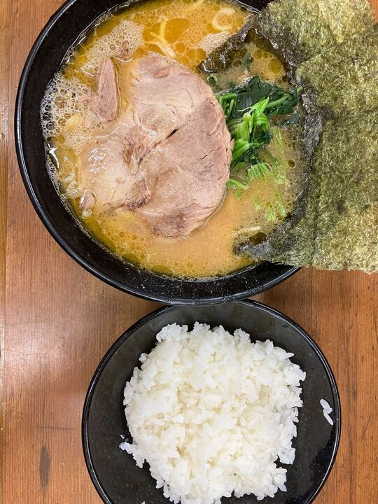 名城大学の目の前にある家系ラーメン屋での１杯。ボリューム満点。